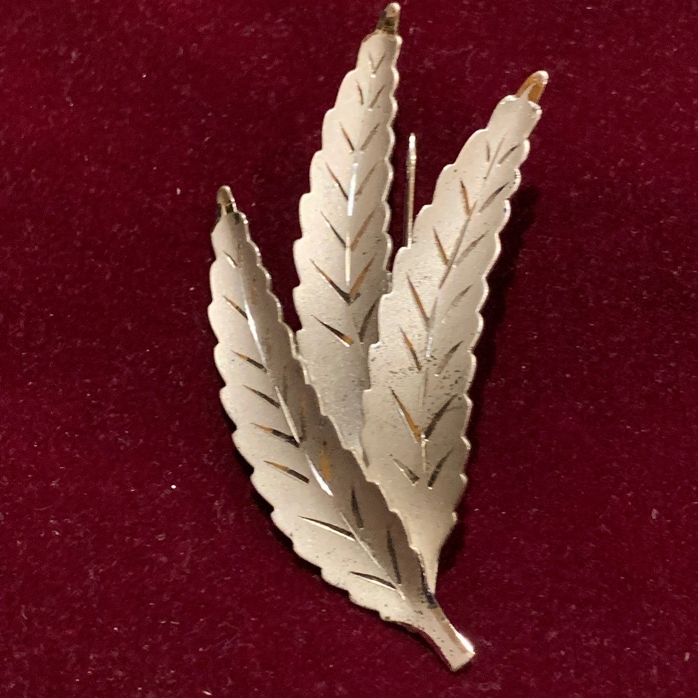 Vintage Silver Tone  Brooch leafs.